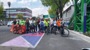 Projekgruppe mit Fahrrädern auf provisorischem Radweg